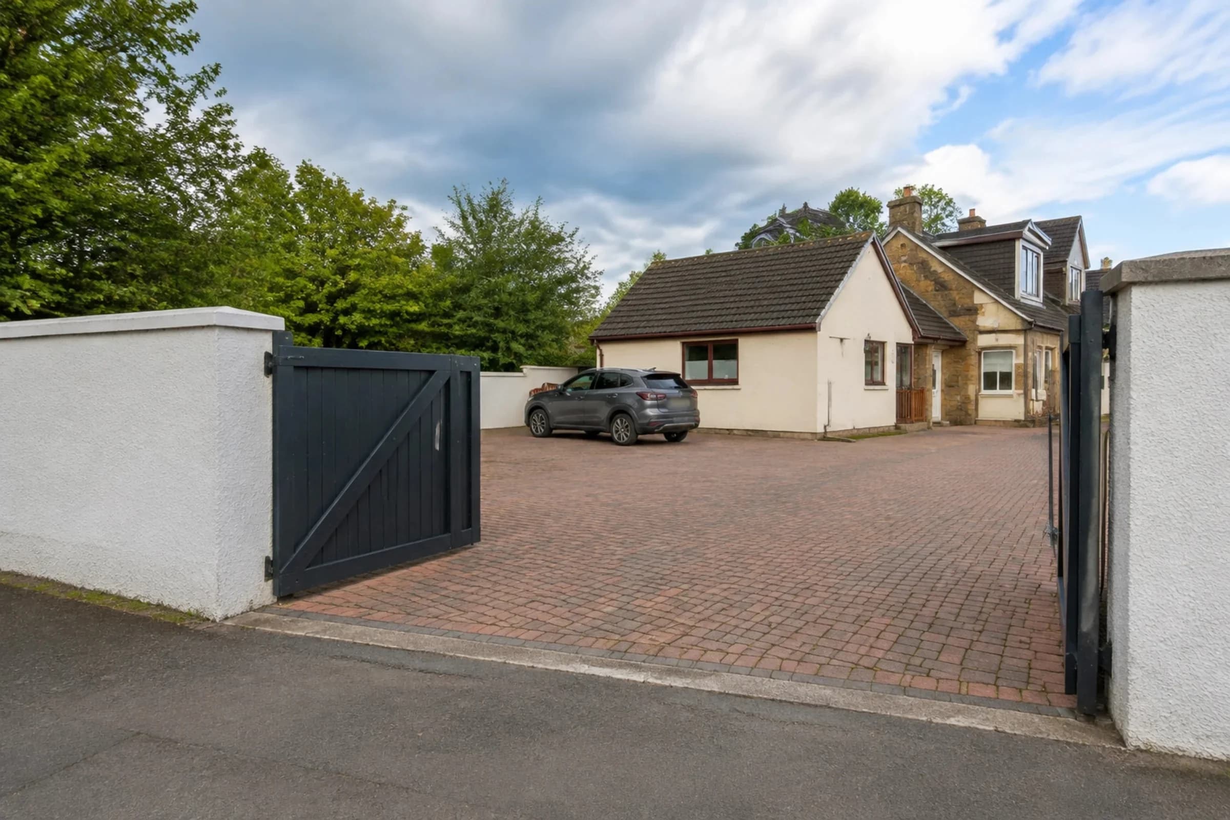 Secure gated parking at Mardon Holiday Home, self-catering accommodation with free parking near Inverness