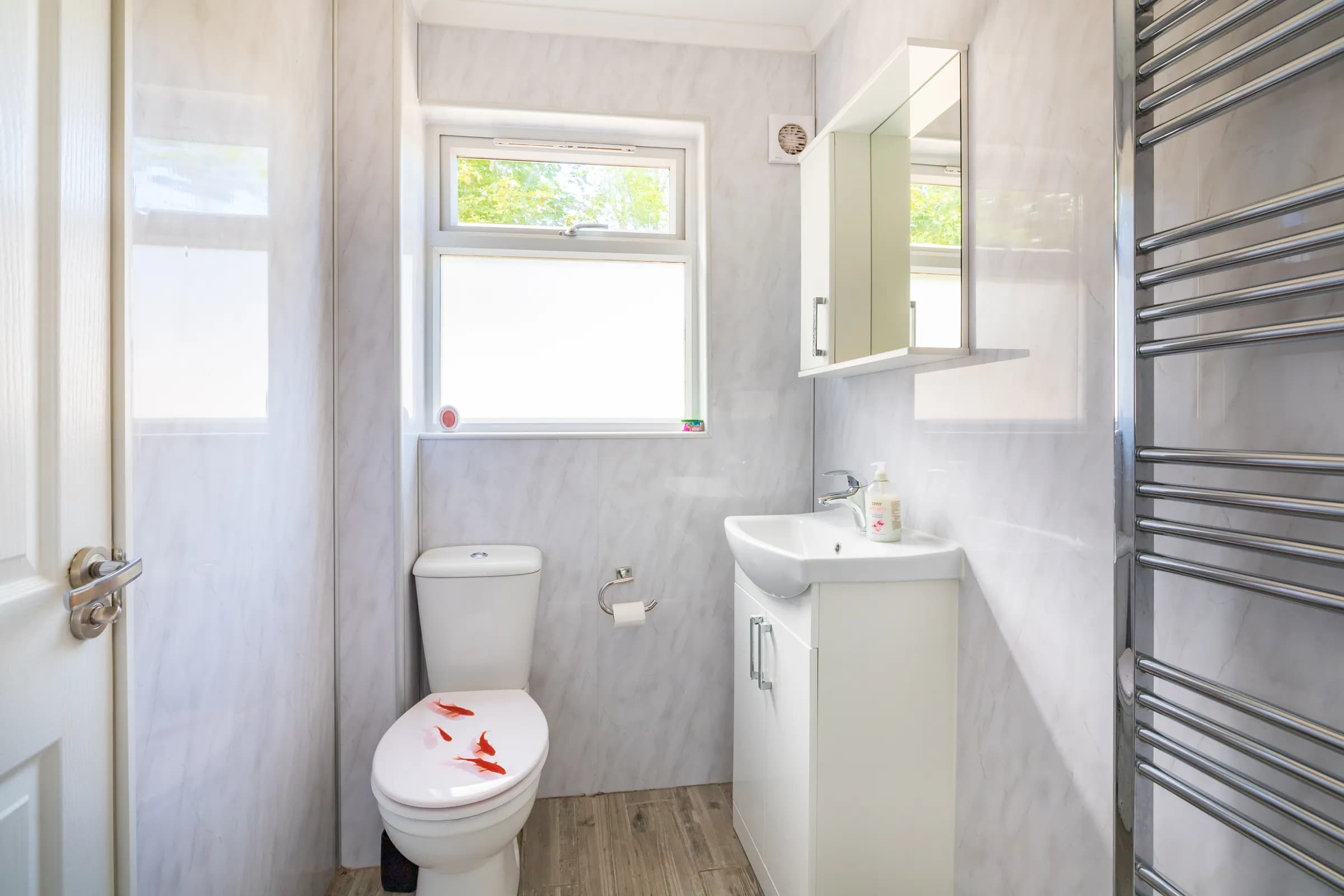 Annex bathroom, third view