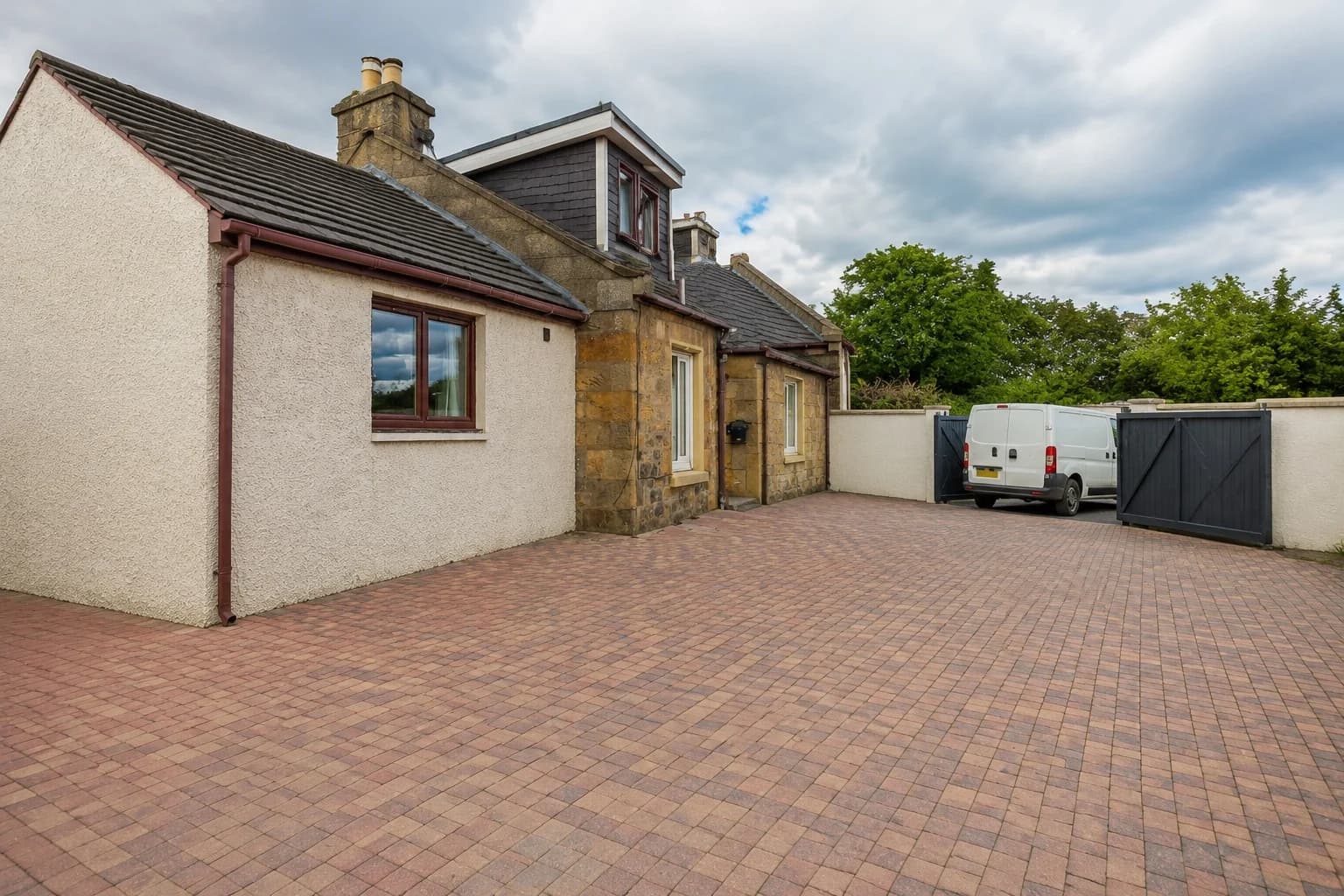 Mardon Holiday Home contractor accommodation off the A96 in Milton of Culloden, near Inverness