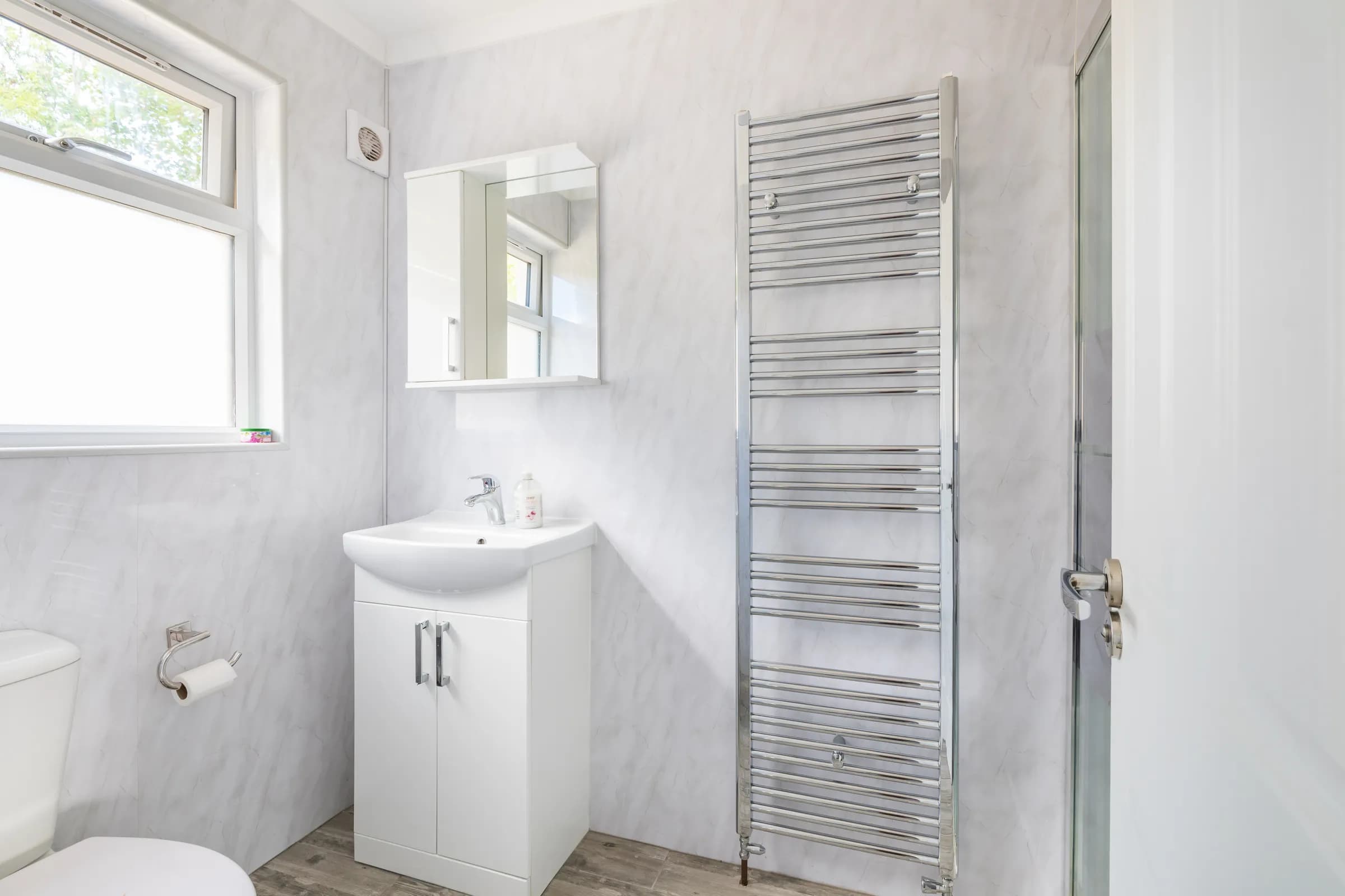 Mardon Holiday Home Annex accessible bathroom Wheelchair-accessible bathroom in the Executive Suite annex at Mardon Holiday Home near Inverness