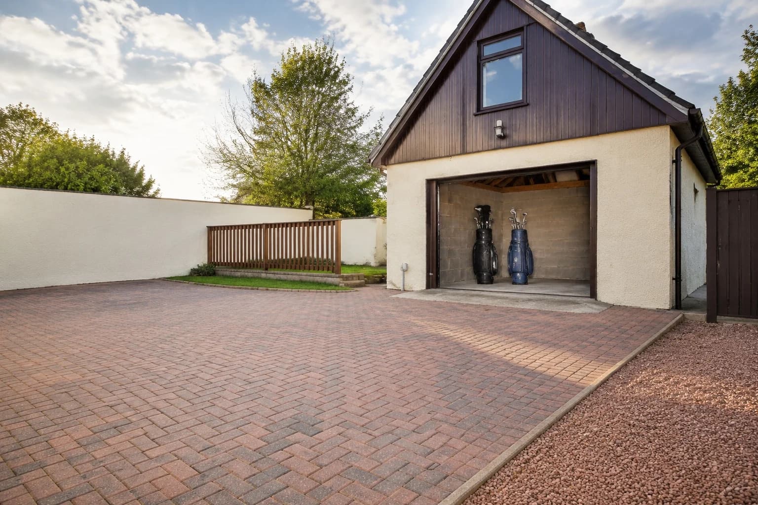 Mardon Holiday Home garage and golf club storage, Inverness, Scotland Golf clubs stored in the garage at Mardon Holiday Home, golf accommodation near Inverness