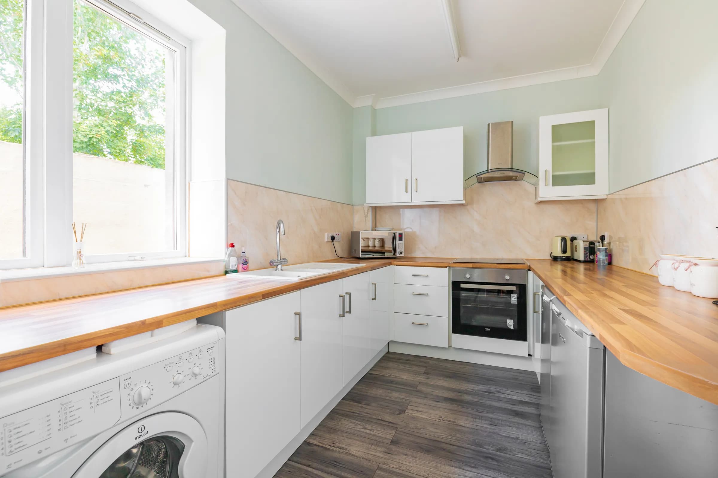 Main House kitchen – Mardon Holiday Home Main House kitchen and dining table at Mardon Holiday Home, self-catering accommodation near Inverness Airport